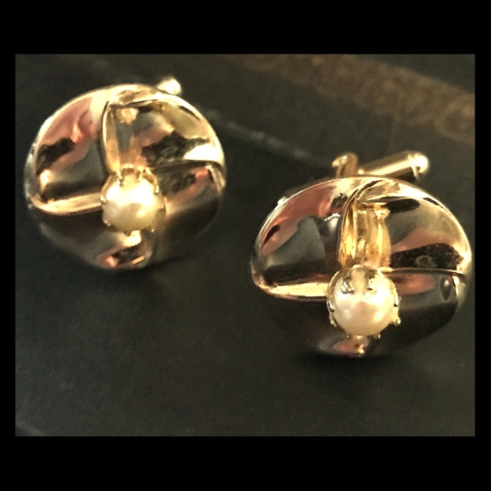 Gold Tone W/Pearl Men’s Vintage Cufflinks